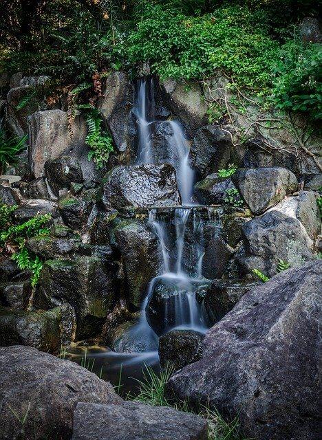 waterfall 3590136 640 - Ogrody japońskie - sztuka ogrodowa